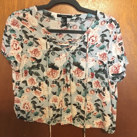 Forever 21 Tops - Floral crop top with lace front, L